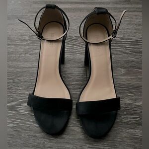 Forever 21 black velvet strappy sandal heels. Size 8M